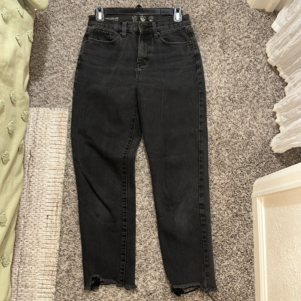 High-waisted black jeans